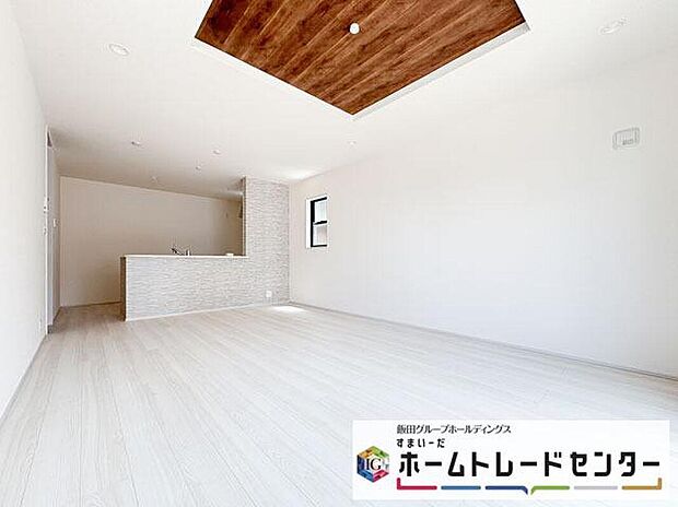 ◆リビングを温かく居心地の良い空間にしてくれる木目調の柔らかな風合い。休日はご家族みんなの癒しや憩いの場となってくれます♪