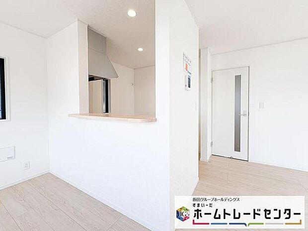 ◆南向きの大きな窓から明るい陽射しがたっぷり入ります。一日を通して陽射しをしっかり取り込んでくれる2面採光なので、夜まで照明いらずで過ごせます♪