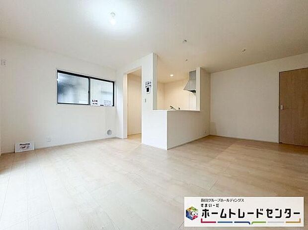 ◆リビングを温かく居心地の良い空間にしてくれる木目調の柔らかな風合い。休日はご家族みんなの癒しや憩いの場となってくれます♪