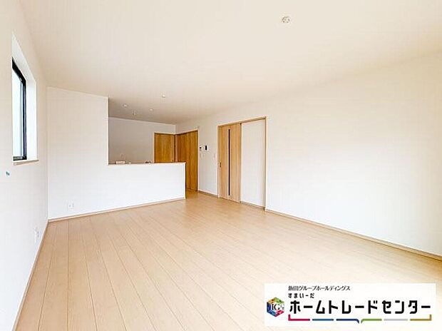 ◆リビングを温かく居心地の良い空間にしてくれる木目調の柔らかな風合い。休日はご家族みんなの癒しや憩いの場となってくれます♪