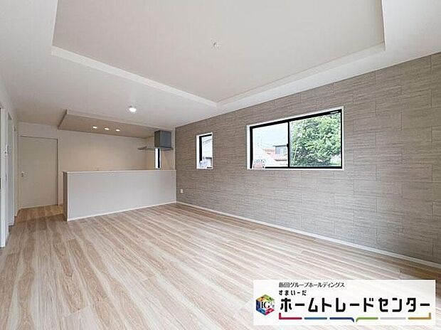◆リビングを温かく居心地の良い空間にしてくれる木目調の柔らかな風合い。休日はご家族みんなの癒しや憩いの場となってくれます♪