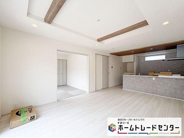 ◆南向きの大きな窓から明るい陽射しがたっぷり入ります。一日を通して陽射しをしっかり取り込んでくれる2面採光なので、夜まで照明いらずで過ごせます♪