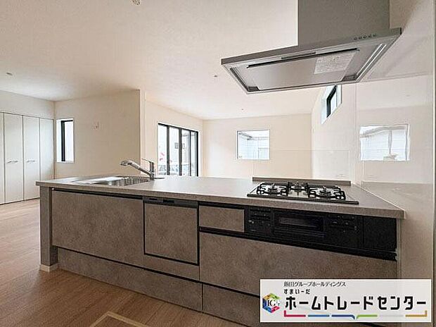 ◆人気の対面式キッチン。お食事の準備をしながらでもご家族とのコミュニケーションを楽しめます♪ぜひご見学の際にはキッチンに立ち、生活をイメージしてください。