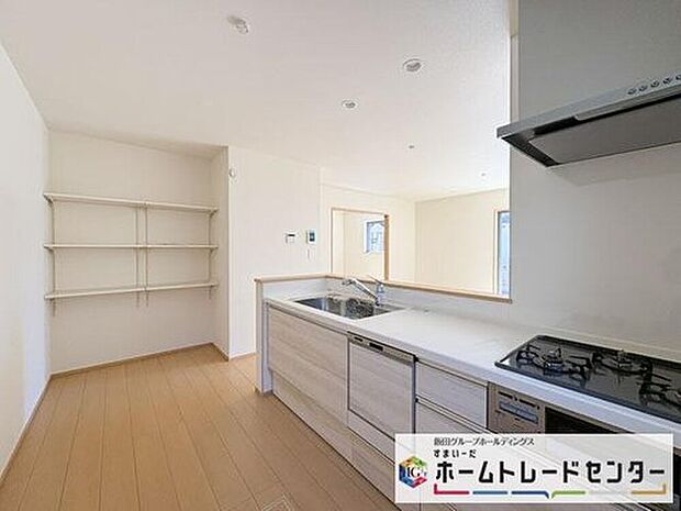 ◆人気の対面式キッチン。お食事の準備をしながらでもご家族とのコミュニケーションを楽しめます♪ぜひご見学の際にはキッチンに立ち、生活をイメージしてください。