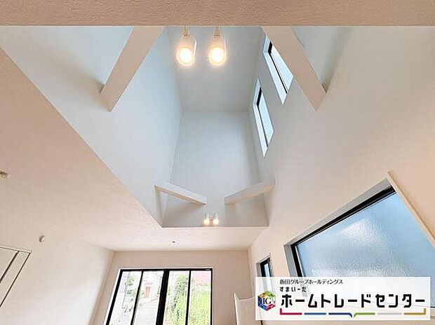 ◆南向きの大きな窓から明るい陽射しがたっぷり入ります。一日を通して陽射しをしっかり取り込んでくれる2面採光なので、夜まで照明いらずで過ごせます♪