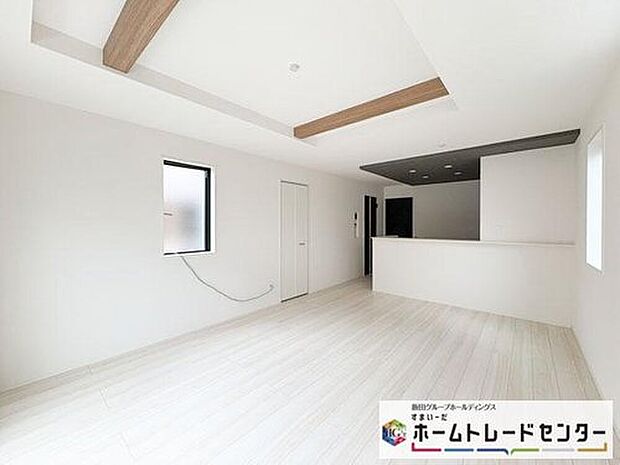 明るく開放感のあるLDK。折り上げ天井と木目のアクセントが空間にメリハリを与え、対面キッチンからリビングを見渡せます。