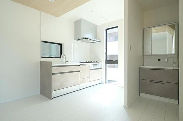 【キッチン】◆人気の対面式キッチン。お食事の準備をしながらでもご家族とのコミュニケーションを楽しめます♪ぜひご見学の際にはキッチンに立ち、生活をイメージしてください。