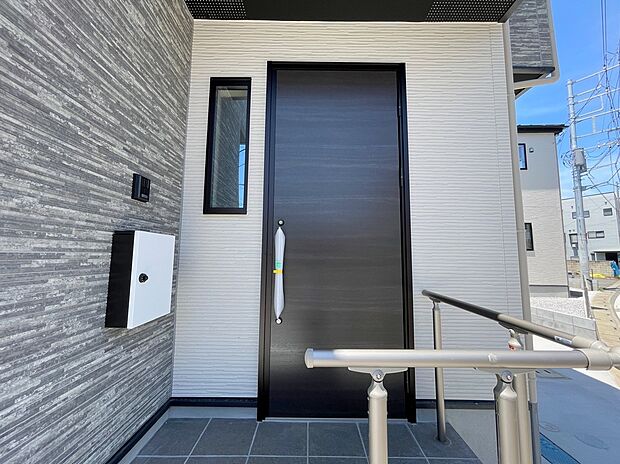 【玄関】◆TVモニター付きインターホンはカラーモニターで来訪者もひとめで分かります♪留守の間の来訪者が確認できる嬉しい録画機能付き!お子様が一人で留守番の間も安心です。