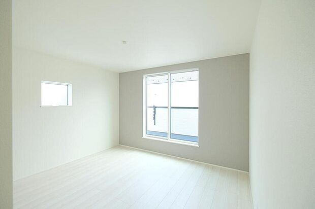 【リビング以外の居室】◆居室のサッシにはペアガラスを採用、高い断熱性による省エネと結露対策に有効です。室内を快適な空間に代えてくれます。現地の通風や採光も実際にご確認下さいませ