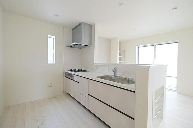 【キッチン】◆人気の対面式キッチン。お食事の準備をしながらでもご家族とのコミュニケーションを楽しめます♪ぜひご見学の際にはキッチンに立ち、生活をイメージしてください。