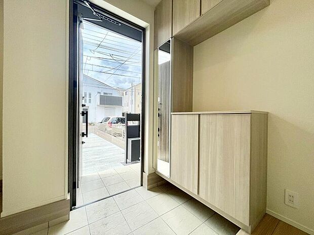 【玄関】◆お家で出会う人々を迎える玄関だからこそ、広々清潔感あふれる空間にしたいものです。採光・通風にも配慮された設計で毎日明るい空間をキープします♪