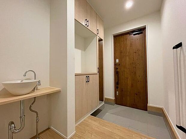 【玄関】◆お家で出会う人々を迎える玄関だからこそ、広々清潔感あふれる空間にしたいものです。採光・通風にも配慮された設計で毎日明るい空間をキープします♪

