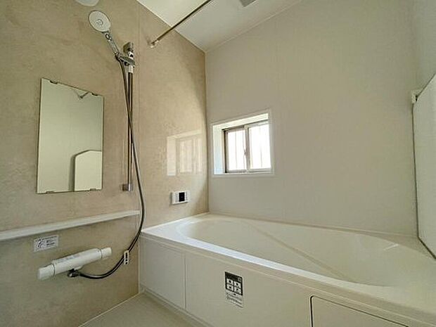 【浴室】◆毎日の疲れをいやす浴室は1坪タイプです。足を伸ばしてゆっくりとくつろげます。浴室暖房乾燥機も標準装備です♪