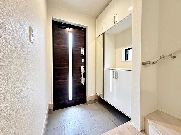 【玄関】◆お家で出会う人々を迎える玄関だからこそ、広々清潔感あふれる空間にしたいものです。採光・通風にも配慮された設計で毎日明るい空間をキープします♪