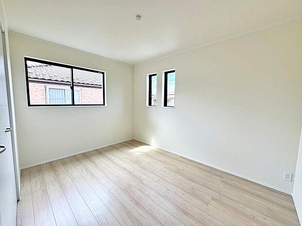 【リビング以外の居室】◆居室のサッシにはペアガラスを採用、高い断熱性による省エネと結露対策に有効です。室内を快適な空間に代えてくれます。現地の通風や採光も実際にご確認下さいませ。