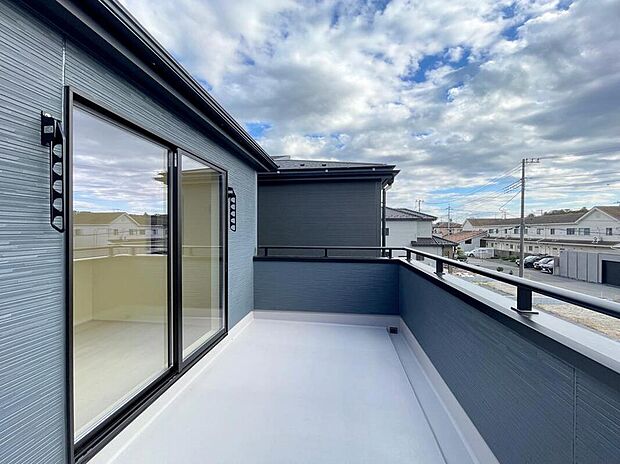 【バルコニー】◆南向きのバルコニーの前には雲以外に太陽を遮るものがありません。お洗濯物も乾きやすく、何より明るく気持ちのいい光が入ってきます。