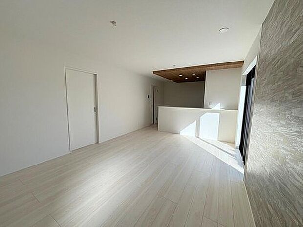 【リビング】◆南向きの大きな窓から明るい陽射しがたっぷり入ります。一日を通して陽射しをしっかり取り込んでくれる2面採光なので、夜まで照明いらずで過ごせます♪