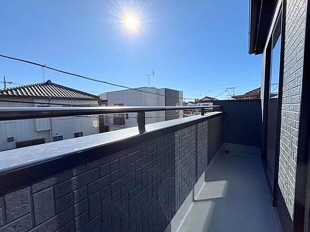 【バルコニー】◆南向きのバルコニーの前には雲以外に太陽を遮るものがありません。お洗濯物も乾きやすく、何より明るく気持ちのいい光が入ってきます。