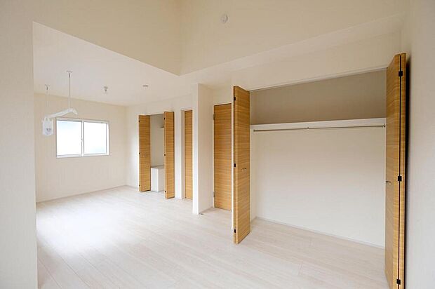 【収納】◆2階の各居室にはそれぞれ収納を完備!しっかりとした容量のスペースを確保しているので、お部屋は美しい空間を保てますね♪