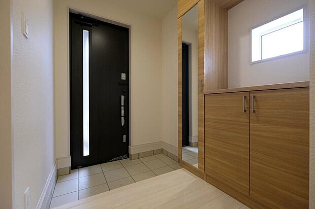 【玄関】◆お家で出会う人々を迎える玄関だからこそ、広々清潔感あふれる空間にしたいものです。採光・通風にも配慮された設計で毎日明るい空間をキープします♪