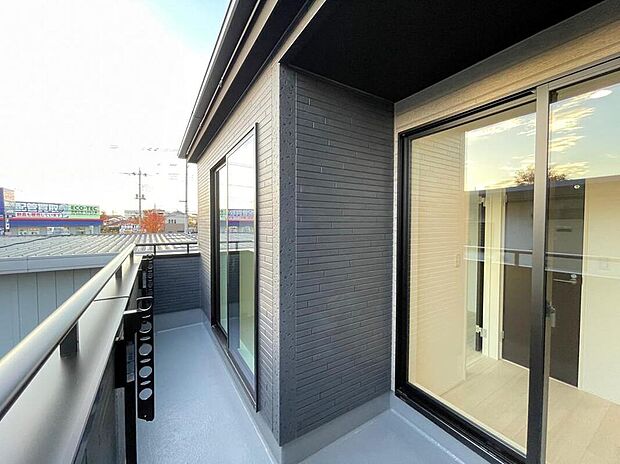 【バルコニー】◆南向きのバルコニーの前には雲以外に太陽を遮るものがありません。お洗濯物も乾きやすく、何より明るく気持ちのいい光が入ってきます。