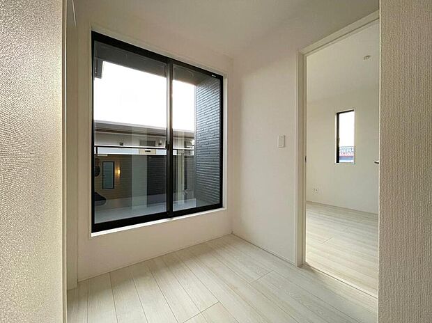 【リビング以外の居室】◆リビングと隣接したお部屋では、ゴロゴロする、お子様を寝かせる、客間として利用するなど、ライフスタイルに合わせて変化をもたらすことができます。