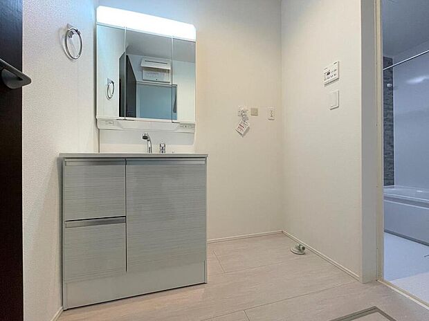 【洗面台・洗面所】◆洗面スペースはお掃除やメンテナンスが楽にできる様に設計されております。ドラム式の洗濯機を配置しても十分なスペースを確保した設計となっております。