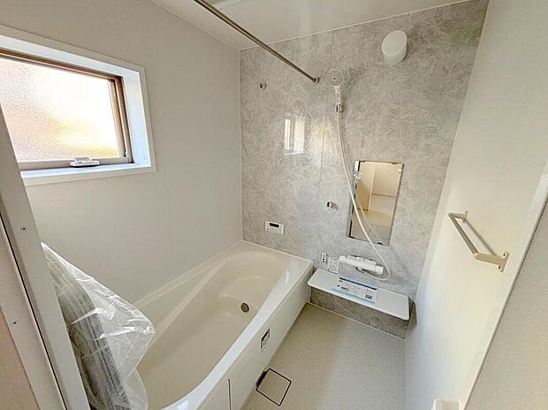 【浴室】◆毎日の疲れをいやす浴室は1坪タイプです。足を伸ばしてゆっくりとくつろげます。浴室暖房乾燥機も標準装備です♪