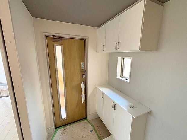 【玄関】◆お家で出会う人々を迎える玄関だからこそ、広々清潔感あふれる空間にしたいものです。採光・通風にも配慮された設計で毎日明るい空間をキープします♪