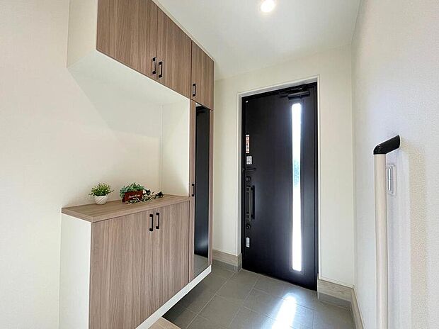 【玄関】◆お家で出会う人々を迎える玄関だからこそ、広々清潔感あふれる空間にしたいものです。採光・通風にも配慮された設計で毎日明るい空間をキープします♪