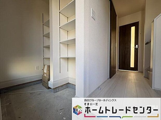 【玄関】◆お家で出会う人々を迎える玄関だからこそ、広々清潔感あふれる空間にしたいものです。採光・通風にも配慮された設計で毎日明るい空間をキープします♪