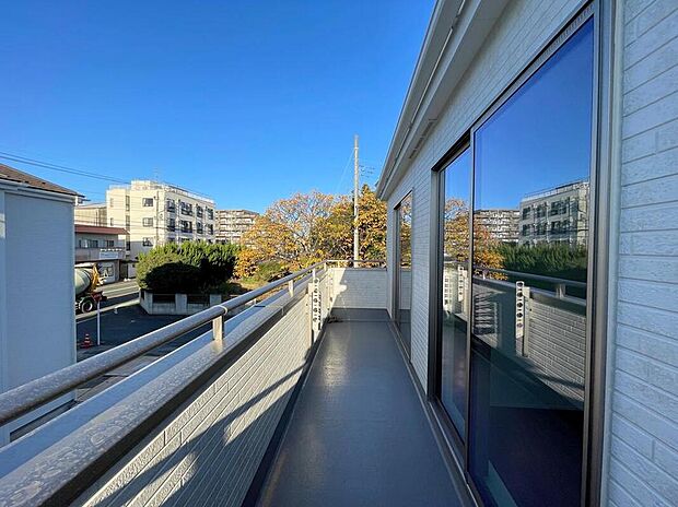 【バルコニー】◆南向きのバルコニーの前には雲以外に太陽を遮るものがありません。お洗濯物も乾きやすく、何より明るく気持ちのいい光が入ってきます。