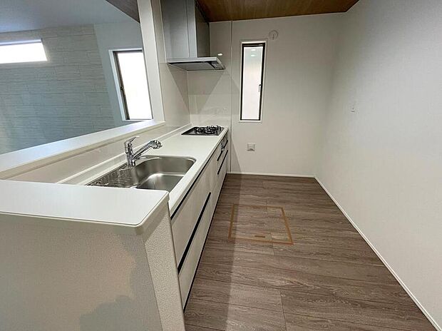 【 キッチン】◆人気の対面式キッチン。お食事の準備をしながらでもご家族とのコミュニケーションを楽しめます♪ぜひご見学の際にはキッチンに立ち、生活をイメージしてください。