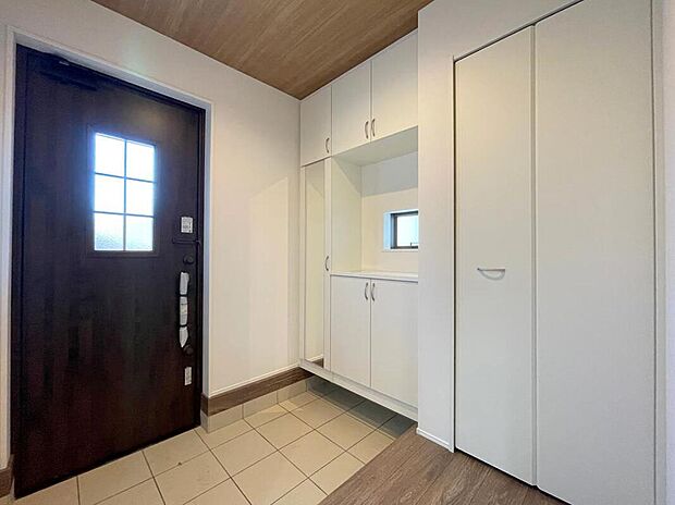 【玄関】◆お家で出会う人々を迎える玄関だからこそ、広々清潔感あふれる空間にしたいものです。採光・通風にも配慮された設計で毎日明るい空間をキープします♪