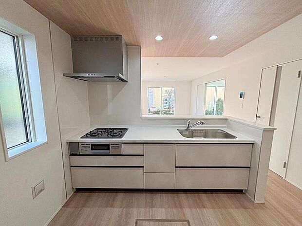 【キッチン】◆人気の対面式キッチン。お食事の準備をしながらでもご家族とのコミュニケーションを楽しめます♪ぜひご見学の際にはキッチンに立ち、生活をイメージしてください。