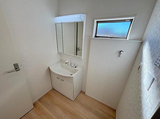 【洗面台・洗面所】◆洗面スペースはお掃除やメンテナンスが楽にできる様に設計されております。ドラム式の洗濯機を配置しても十分なスペースを確保した設計となっております。