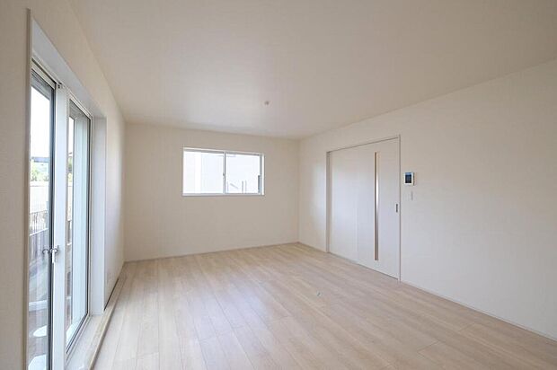 【リビング】◆南向きの大きな窓から明るい陽射しがたっぷり入ります。一日を通して陽射しをしっかり取り込んでくれる2面採光なので、夜まで照明いらずで過ごせます♪