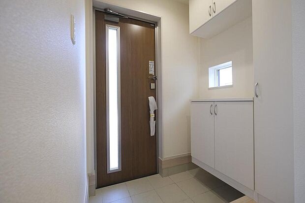 【玄関】◆お家で出会う人々を迎える玄関だからこそ、広々清潔感あふれる空間にしたいものです。採光・通風にも配慮された設計で毎日明るい空間をキープします♪