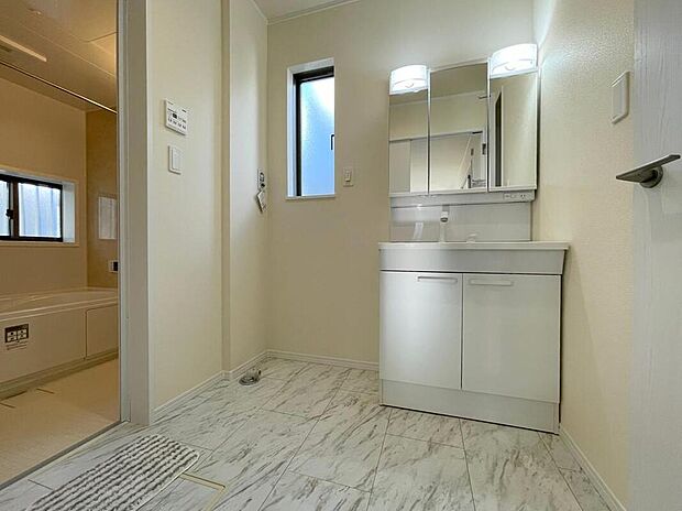 【洗面台・洗面所】◆洗面スペースはお掃除やメンテナンスが楽にできる様に設計されております。ドラム式の洗濯機を配置しても十分なスペースを確保した設計となっております。