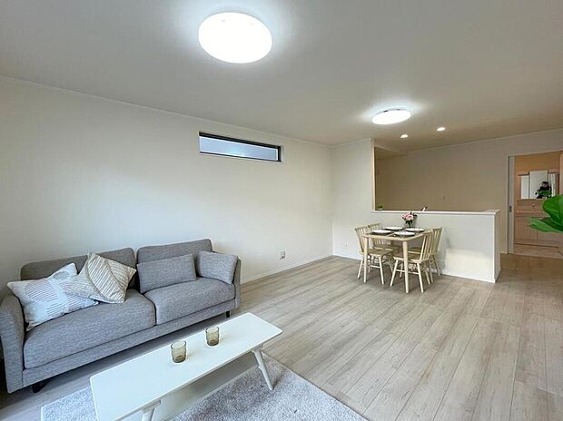 【リビング】◆大きな窓は遮音性に優れたペアガラスの窓となっています。リビングでたくさんはしゃいで遊んでも、お子様の声を気にしなくて大丈夫です♪