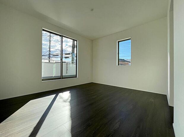 【リビング以外の居室】◆居室のサッシにはペアガラスを採用、高い断熱性による省エネと結露対策に有効です。室内を快適な空間に代えてくれます。現地の通風や採光も実際にご確認下さいませ。