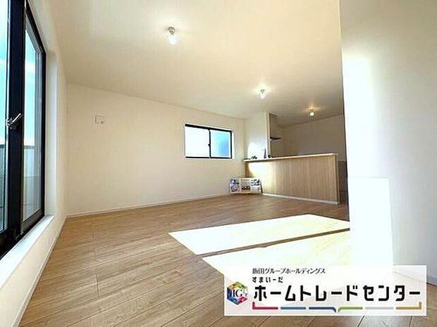 【リビング】◆南向きの大きな窓から明るい陽射しがたっぷり入ります。一日を通して陽射しをしっかり取り込んでくれる2面採光なので、夜まで照明いらずで過ごせます♪