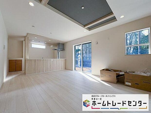 【リビング】◆南向きの大きな窓から明るい陽射しがたっぷり入ります。一日を通して陽射しをしっかり取り込んでくれる2面採光なので、夜まで照明いらずで過ごせます♪