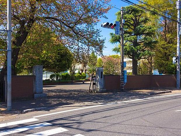 伊奈町立伊奈中学校(約930m)