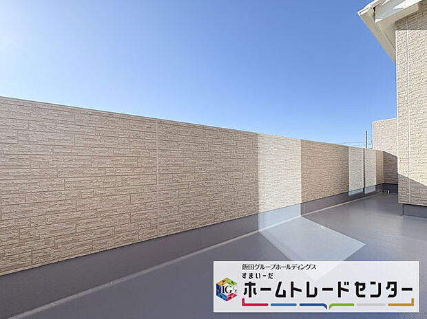 【バルコニー】◆南向きのバルコニーの前には雲以外に太陽を遮るものがありません。お洗濯物も乾きやすく、何より明るく気持ちのいい光が入ってきます。