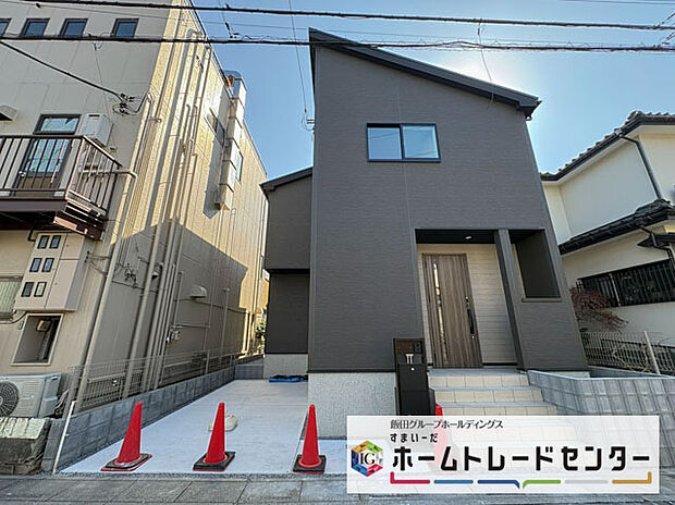 【前面道路含む現地写真】◆平日・お仕事帰りなど、いつでもご案内させていただきます！デザイン・目に見える設備面も大切ですが、耐震構造で地震に強い家の為、次代へ繋ぐ強固な住宅です。