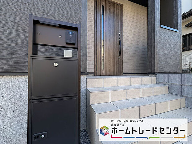 【玄関】◆TVモニター付きインターホンはカラーモニターで来訪者もひとめで分かります♪留守の間の来訪者が確認できる嬉しい録画機能付き！お子様が一人で留守番の間も安心です。