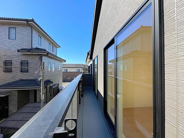 【バルコニー】◆南向きのバルコニーの前には雲以外に太陽を遮るものがありません。お洗濯物も乾きやすく、何より明るく気持ちのいい光が入ってきます。