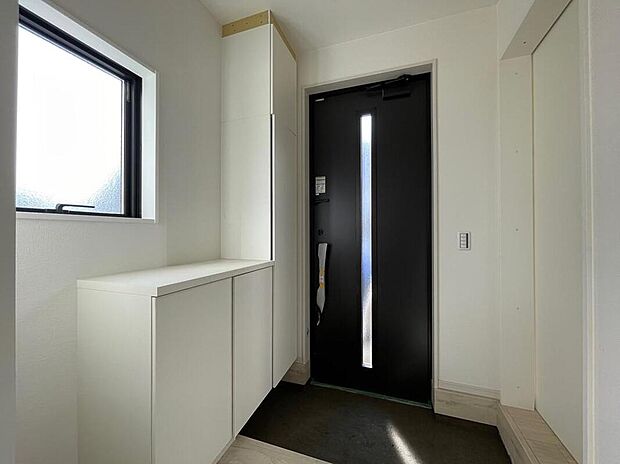 【玄関】◆お家で出会う人々を迎える玄関だからこそ、広々清潔感あふれる空間にしたいものです。採光・通風にも配慮された設計で毎日明るい空間をキープします♪