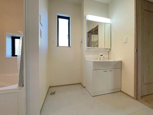 【洗面台・洗面所】◆洗面スペースはお掃除やメンテナンスが楽にできる様に設計されております。ドラム式の洗濯機を配置しても十分なスペースを確保した設計となっております。